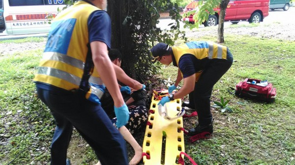 消防人員以護頸固定張女頸部後送醫。（記者許國楨翻攝）