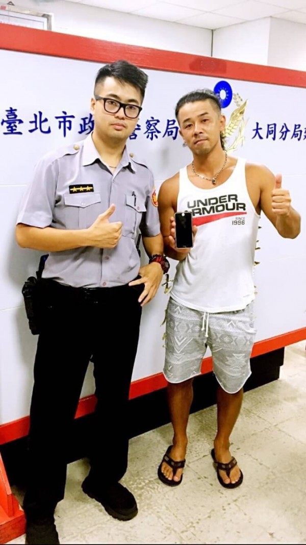 日客真銅先生和協助他尋回手機的建成所員警張竣皓合影留念。（記者陳恩惠翻攝）