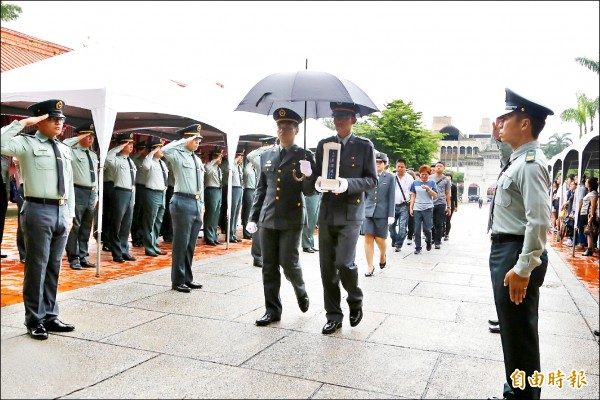 南市昨舉行陣亡將士秋祭典禮，並舉行殉職上尉吳得瑋入祀儀式。（記者蔡文居攝）