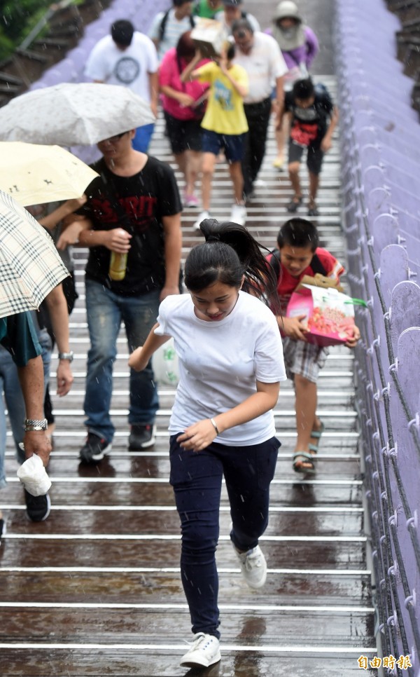 明（4日）天全台各地仍在低氣壓壟罩中，屬於多雲悶熱的天氣，雖然降雨較趨緩和，但天氣還是不穩定，中南部需留意可能有瞬間大雨發生。（資料照，記者簡榮豐攝）