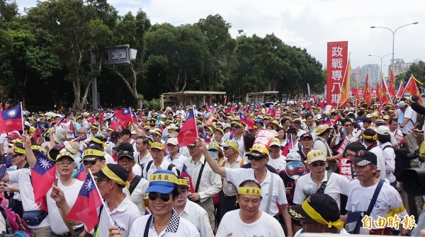 「反污名、要尊嚴」 大遊行9月3日舉行，遊行隊伍出發時，民眾喊口號表達訴求。（記者方賓照攝）
