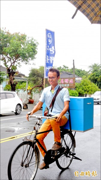 找回屏東眷村老味道，葉慶元等眷村子弟上街叫賣包子饅頭。（記者羅欣貞攝）