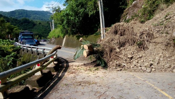 高市山區連日豪雨，台20線70.5公里今清晨因連日大雨，致道路邊坡坍塌，造成交通中斷。 （記者陳文嬋翻攝）