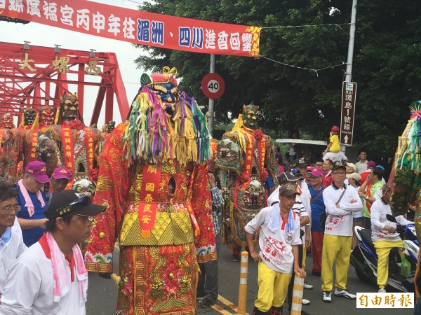 西螺廣福宮老大媽及財神爺今天回鑾，上百尊神將及陣頭齊聚西螺大橋迎駕，場面壯觀熱鬧。（記者黃淑莉攝）