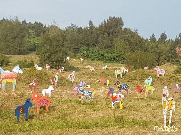 金門古崗青山靶場「百駿馬」，寓意昔時牧馬侯陳淵養馬，開疆闢土的精神。（記者吳正庭攝）