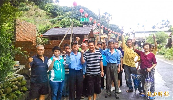 太平區東汴里石仙姑洗衣窟，傳出地主疑似興建廁所，市議員張玉嬿（左二）昨天和民眾出面反對憂心污染水源，並爭取提報文化資產保存。（記者陳建志攝）