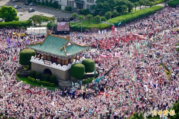 國民黨在昨天晚間於臉書發文表示，軍公教過去為了國家奉獻，現在的政府卻要他們再次犧牲，被汙名化成對不起年輕一代的「吸血蟲」（記者羅沛德攝）