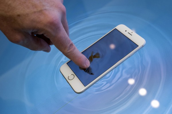 中國一男子沉迷「1元購」,但花了大錢只得到一支iPhone手機。圖為iPhone 6s示意圖。(彭博) 中國一男子沉迷「1元購」,但花了大錢只得到一支iPhone手機。圖為iPhone 6s示意圖。(彭博)