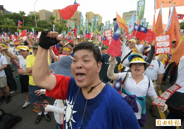 圖為「反污名、要尊嚴，抗議蔡英文，霸凌軍公教勞」九三遊行，參與民眾3日下午在各集合點集結，步向凱道。（資料照，記者張嘉明攝）