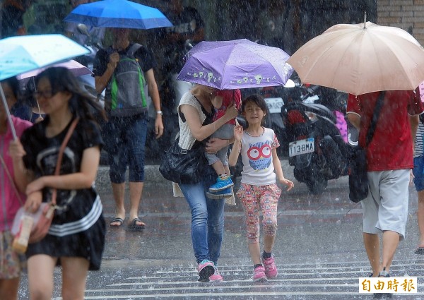 台灣仍受到低壓帶壟罩，明日全台須防局部短暫陣雨，尤其中南部地區午後會有瞬間雷陣雨的發生。（資料照，記者王藝菘攝）