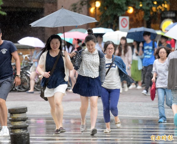 中央氣象局表示，今天台灣各地位在低壓帶內，天氣仍不穩定。（資料照，記者黃耀徵攝）