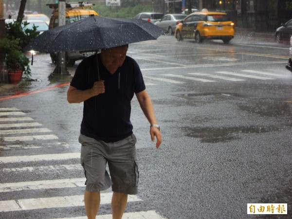 受低壓帶影響、對流雲系發展旺盛，台中以南10縣市有大雨或豪雨發生。（資料照，記者黃旭磊攝）