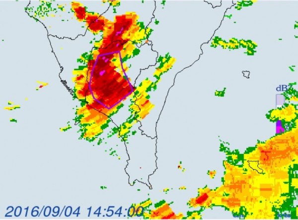 中央氣象局今下午2時32分對屏東縣發布大雷雨即時訊息，將持續至下午3時30分。（圖擷取自中央氣象局）