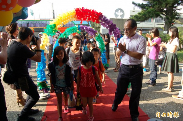 橋頭國小校長陳仕祥（右）今帶領許厝分校學童回本校。（記者陳燦坤攝）