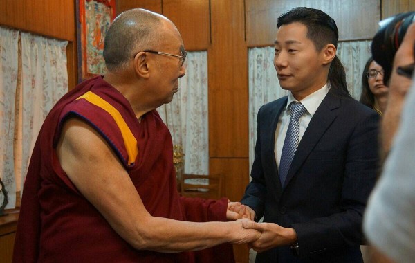 時代力量立委林昶佐與民進黨立委Kolas Yotaka等人拜訪西藏精神領袖達賴喇嘛，並力邀達賴喇嘛訪台灣國會演說。（時代力量立委林昶佐提供）