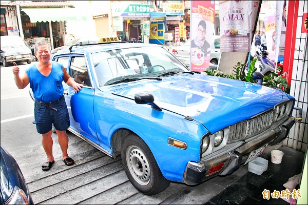 車主林健雄表示，小藍耐操好修理，而且又省油。（記者陳彥廷攝）
