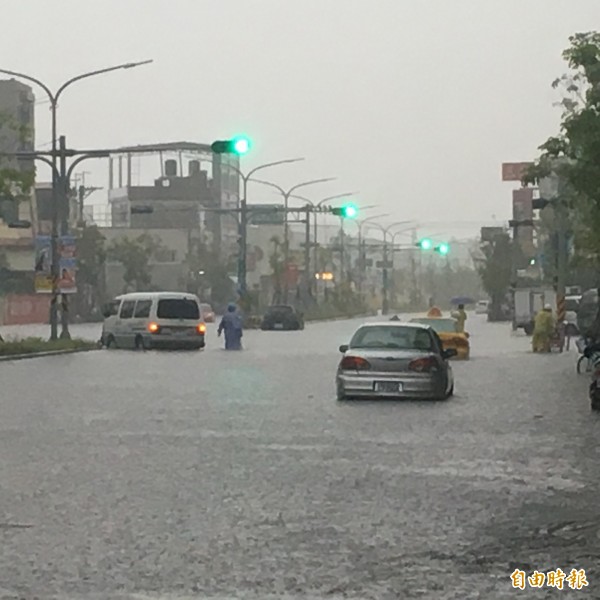 永康多處路段積水、淹水嚴重，車輛受困水中、動彈不得。（記者林孟婷攝）