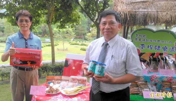 南投縣副縣長陳正昇（右）與南投農產運銷公司總經理盧成霖（左），一起為香草豬秋節禮盒促銷。（記者謝介裕攝）