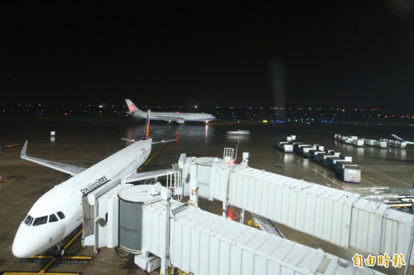 晚間雷雨當空停止機坪作業，約40班次近8千名旅客受到延誤。（記者姚介修攝）