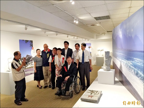 花蓮縣文化局昨日在光隆博物館展出37件「花蓮國際石雕藝術季」歷年模型，以等比例、袖珍型的石雕作品，搶先帶領遊客自太魯閣國家公園一路往南暢遊北花蓮。（記者王峻祺攝）