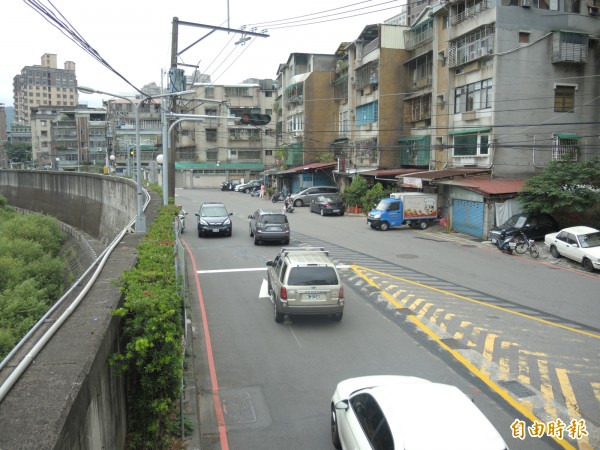 直行防汛道路的車輛易與要左轉寶元路一段的車輛發生碰撞。（記者翁聿煌攝）