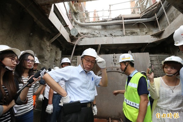 台北市長柯文哲6日前往文山區，視察福興路排水分流工程。（台北市攝影記者聯誼會提供）