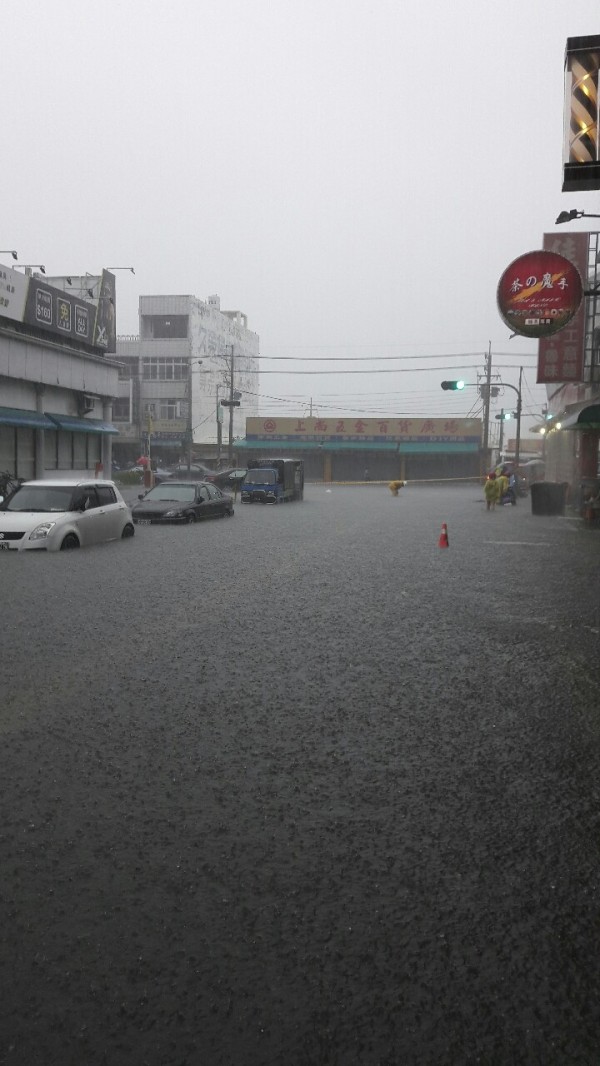 鄉民提供永康區大仁街淹水的情形。（圖擷取自PTT）