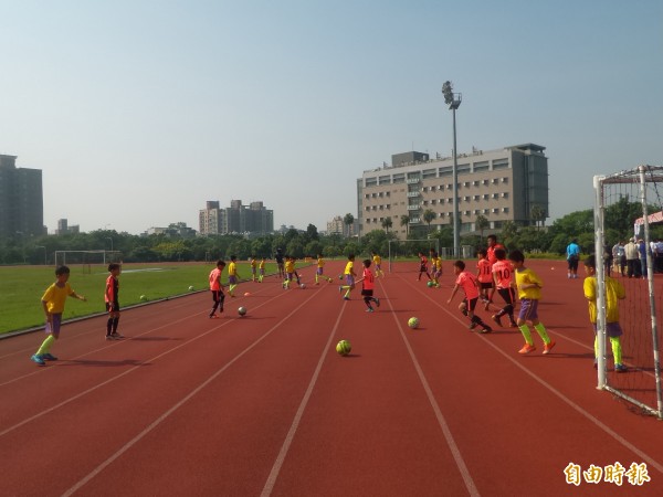 新竹縣第二運動場將支援台北世大運的足球賽事，但整建工程昨天第4度流標，讓北市府和竹縣府十分焦急，將加速辦理招標作業。（記者廖雪茹攝）