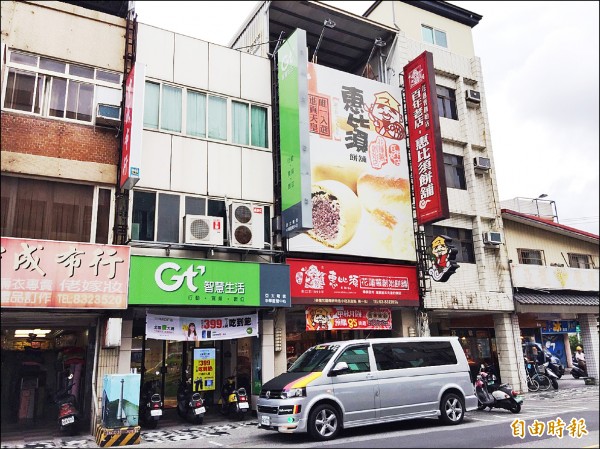 花蓮市中華路上名產店林立，但「惠比須」是花蓮薯創始店，店家打出「百年老店」吸引觀光客。（記者王峻祺攝）