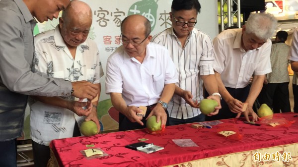 「水通伯」（左二起依序往右）、高公局長吳木富、新東陽總經理麥升陽、高公局總工程司許鉦漳一起認證、出自水通伯57年前所種下的老欉文旦柚所產柚子。（記者黃美珠攝）