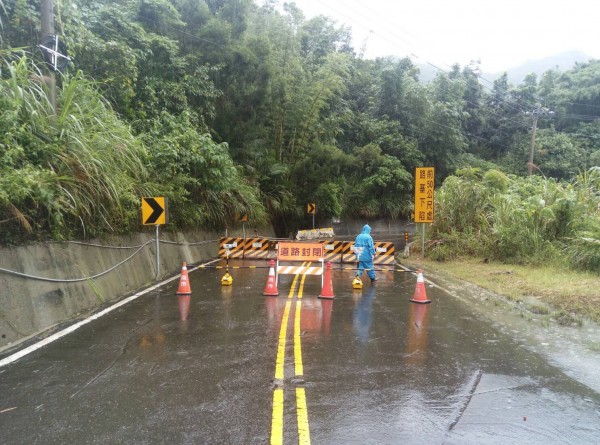 175線咖啡公路18.5K處路面今早塌陷，市府開始緊急搶修，目前道路封閉，預計工期2至3天，籲請用路人行駛替代道路。（圖由南市工務局提供）