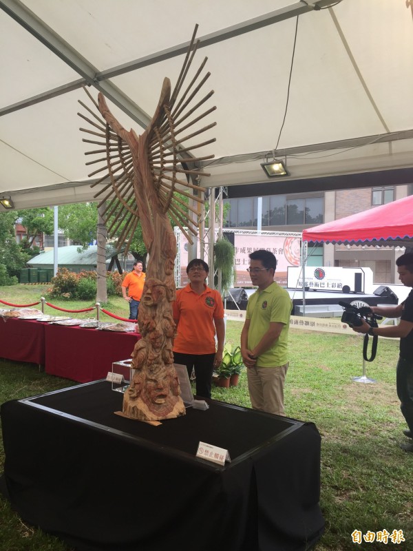 南島木雕創作即日起在新生公園展出。（記者張存薇攝）