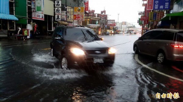 台南市接連2天的豪雨造成台南市多處地方積淹水，國民黨團質疑台南市長賴清德的治水績效。（記者蔡文居攝）