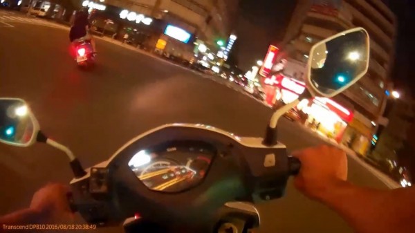 蕭男（前）機車一路狂飆躲警，雖然擺脫警車的攔查，但被蒐證開單並查獲偷掛姊的車牌。（記者黃良傑翻攝）