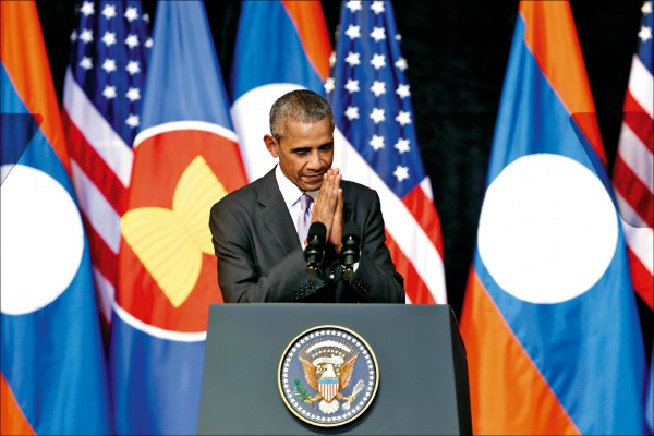 美國總統歐巴馬六日在寮國國家文化廳發表演說，以該國傳統雙手合十的姿勢向聽眾致意。（歐新社）