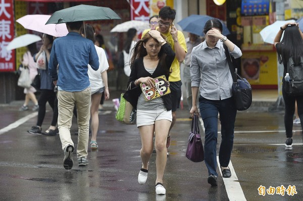 瑪瑙颱風北上連帶低壓帶也北抬，明各地降雨機率偏高，加上午後熱力作用，各地嚴防局部大雨或豪雨。（資料照，記者陳志曲攝）