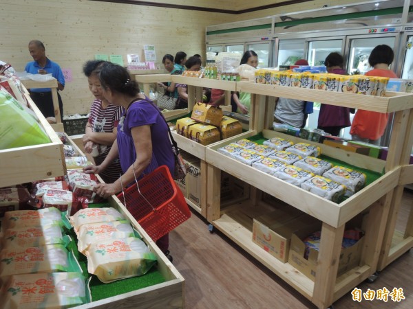 竹北市農會的六家農民直銷站，展售新鮮蔬果、各鄉鎮農特產品，價格親民，且場地明亮舒適，今天一開幕就吸引許多菜藍族前來光顧。（記者廖雪茹攝）