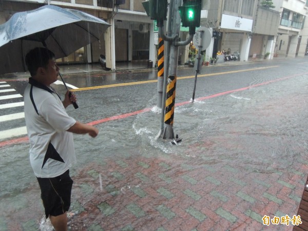 今年九月六日台南地區降下豪雨，市區道路淹水宛如小河流。（記者王俊忠攝）