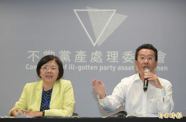 不當黨產處理委員會今舉行記者會,公布國民黨95至104年度的收支決算表,其中國民黨除去政黨正當收入外,其他項收入都推定為不當取得財產,10年來合計超過149億。圖右為主委顧立雄,左為專門委員兼發言人施錦芳。(資料照,記者張嘉明攝) 不當黨產處理委員會今舉行記者會,公布國民黨95至104年度的收支決算表,其中國民黨除去政黨正當收入外,其他項收入都推定為不當取得財產,10年來合計超過149億。圖右為主委顧立雄,左為專門委員兼發言人施錦芳。(資料照,記者張嘉明攝)