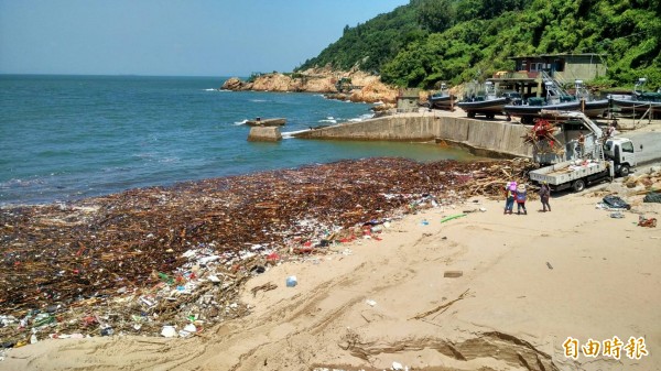 中國海漂垃圾汙染金、馬地區相關海域及沿岸，環保署將補助連江縣政府9435萬元、金門縣政府1億4568萬元處理海漂垃圾問題。圖為被大批中國海漂垃圾包圍的連江縣南竿鄉仁愛村鐵堡周邊海岸。（資料照，記者俞肇福攝）