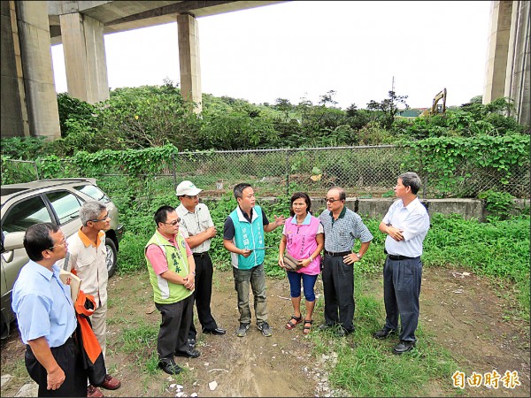 居民爭取國道高速公路局釋出北二高橋墩下方閒置空地，初估可提供約60個停車位。（記者林欣漢攝）