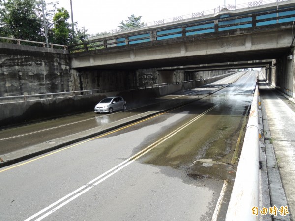 屏東市和生路地下道因積水及坑洞問題，常導致車禍，公路總局將從10月1日起進行地下道填平工程。（記者李立法攝）