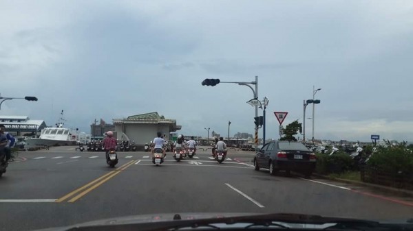 部分遊客視澎湖為法外之地，騎乘機車不戴安全帽，還釀成衝突。（讀者提供）