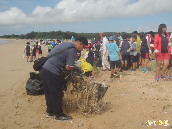 台電澎湖淨灘選擇在湖西黃金海岸線舉行，清出大批海漂垃圾。（記者劉禹慶攝）