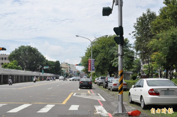 民生南路停車格畫在公園臨停區旁，造成停車亂象。（記者王善嬿攝）