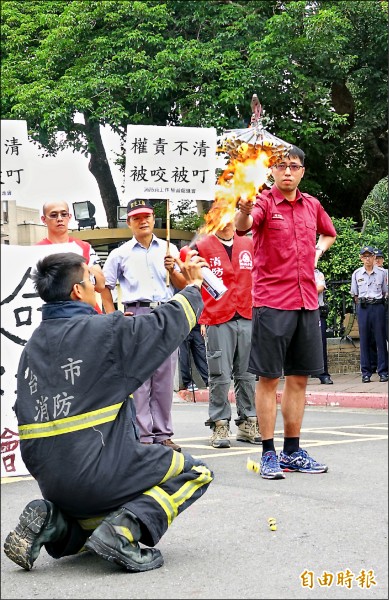 消防員工作權益促進會昨會同多位消防員到行政院抗議， 要求補足消防隊、農業局人力，讓捕蜂捉蛇等勤務確實回歸農業局。（記者劉信德攝）