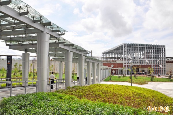 台鐵新豐富站距離高鐵苗栗站只有90公尺，以風雨廊道串連，旅客從豐富站走路轉搭高鐵，只要2分鐘，大幅提升「雙鐵」轉運便利度。（記者彭健禮攝）