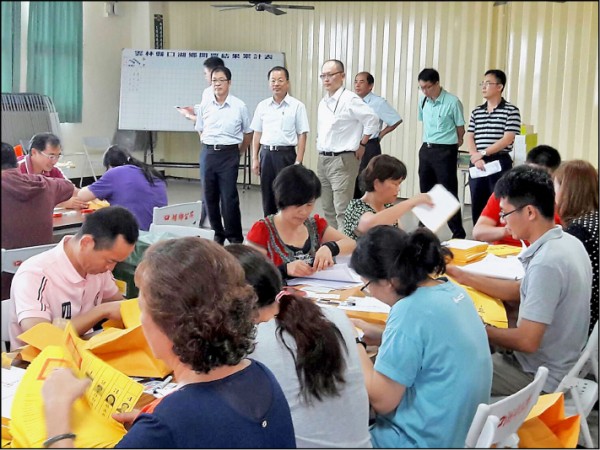 檢察長鄭銘謙（後排左一）及縣警局長黃明昭（後排左二）昨前往口湖鄉視察選務。（記者陳燦坤翻攝）