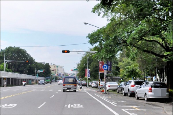 嘉義市民生南路杭州一街到五街路段停車格，因緊鄰公園臨停區，形成車子靠右側停車、停車格空蕩蕩奇景。（記者王善嬿攝）