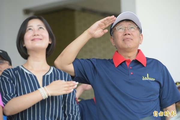 台北市長柯文哲（右）、立委吳思瑤（左）參加後備軍人運動大會。（記者張嘉明攝）